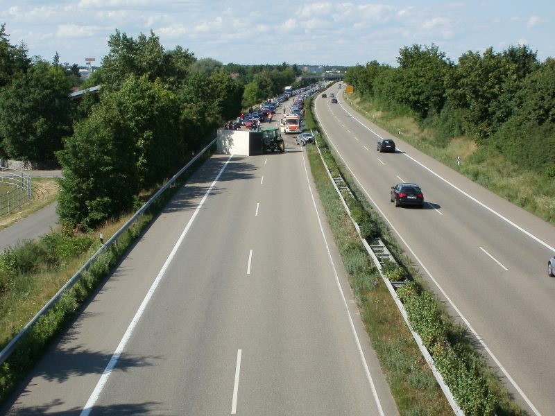 高速道路での事故の画像